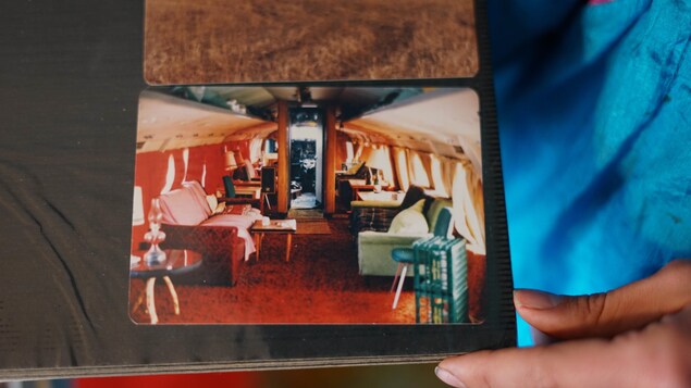 Une photo de l'intérieur d'un avion.