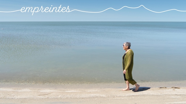 Jacinte Lambert marche sur une plage.