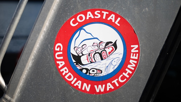 Un autocollant du Coast Guardian Watchman, à Klemtu, en Colombie-Britannique, en octobre 2023.