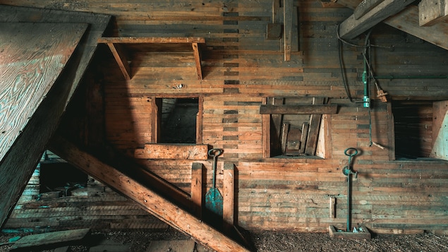 L'intérieur d'un vieux silo en bois, avec des planches de bois en désordre, à Barnsley au Manitoba, début juin 2022.
