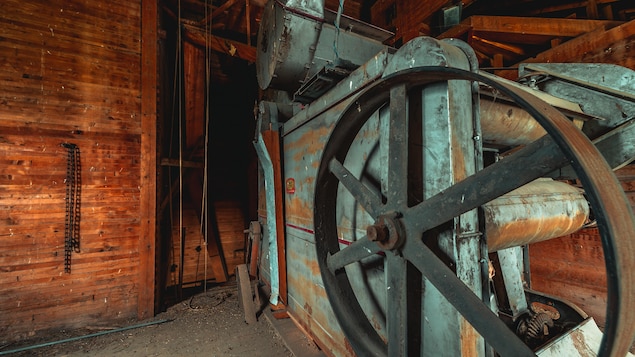 Machinerie d'un ancien silo à grain, à Inglis au Manitoba, début juin 2022.