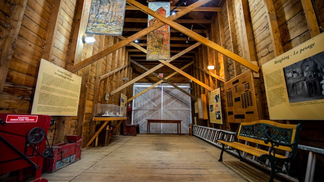 Intérieur du musée des silos à grain, avec des panneaux d'affichage et des artefacts, à Inglis au Manitoba, début juin 2022.