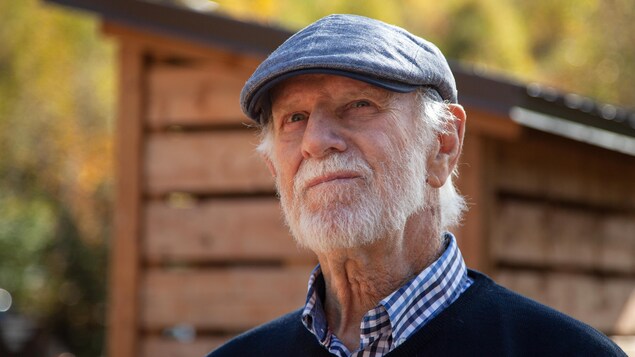 Coiffé d’un béret, Jean Bédard admire le paysage du parc de la Jacques-Cartier.