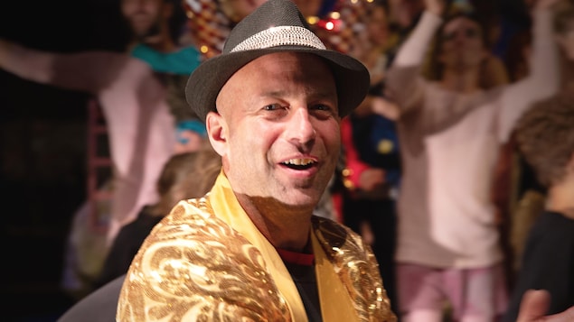 Élyme Gilbert a imaginé un cirque sous les étoiles, suspendu à une falaise, et un village y a cru.