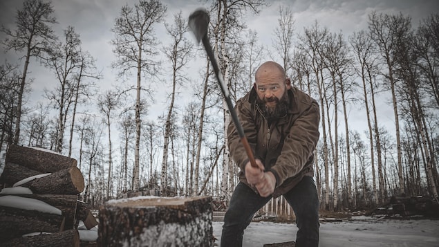 Bev Jamieson coupe du bois, en novembre 2023, près de Cremona, en Alberta.