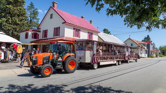 Un tracteur promène un train touristique à Saint-Élie-de-Caxton.