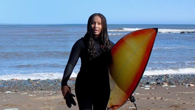 La jeune surfeuse Juniper Balch transmet sa passion pour ce sport afin de le rendre plus inclusif. 