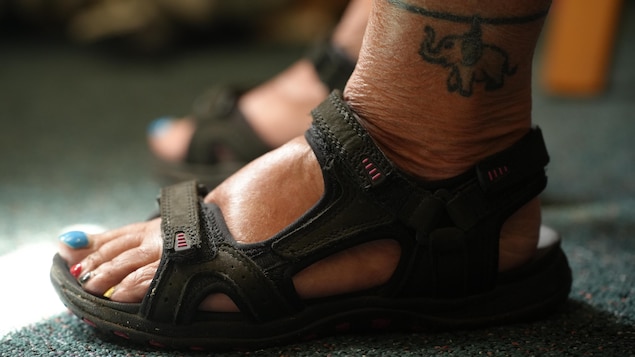 Le pied de Lucille Proulx avec un tatouage d'éléphant sur la cheville.