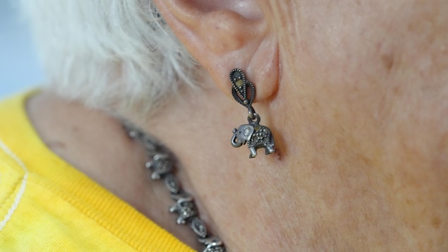 L'oreille de Lucille Proulx avec une boucle d'oreille d'éléphant, en juin 2023, à Victoria, en Colombie-Britannique.