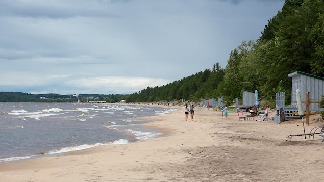 Une plage avec des gens