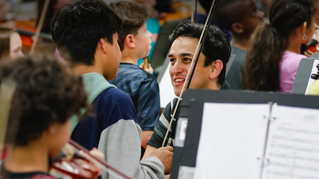 Plus de 1000 jeunes du Nouveau-Brunswick développent un amour de la musique grâce au chef Antonio Delgado. 