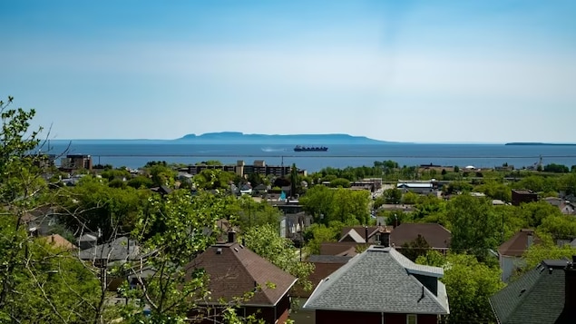 Un quartier de Thunder Bay au tour d'un lac.