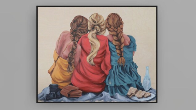 Un tableau représentant trois jeunes filles assises côte à côte et de dos.
