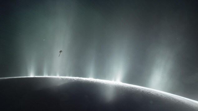 Des jets à la surface d'Encelade, l'une des lunes de Saturne. Des jets à la surface d'Encelade, l'une des lunes de Saturne.