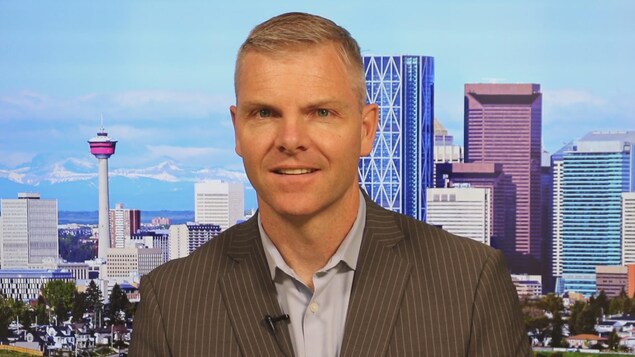 Tim McMillan en entrevue en studio. Tim McMillan en entrevue en studio.