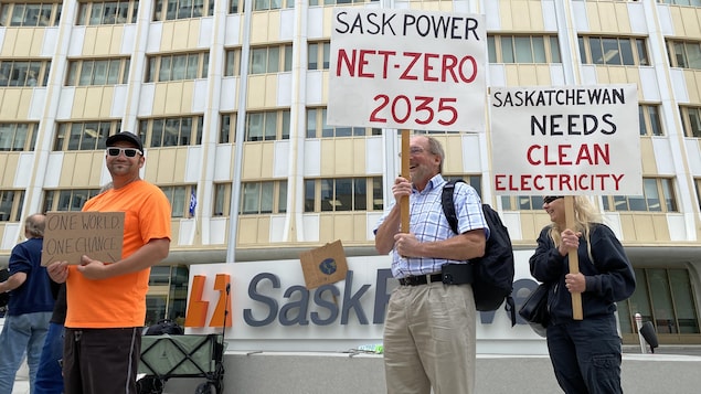 Des personnes manifestant une électricité propre à Regina pour de l'énergie verte le 11 11 Août 2023, devant le siège de SaskPower.