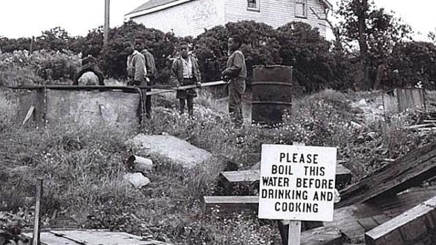 De jeunes enfants jouant dans la communauté d'Africville, en Nouvelle-Écosse. De jeunes enfants jouant dans la communauté d'Africville, en Nouvelle-Écosse.