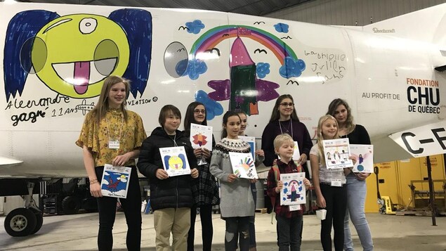 Un concours a permis à des enfants du Centre mère-enfant Soleil de voir leur dessin sur l'avion. Un concours a permis à des enfants du Centre mère-enfant Soleil de voir leur dessin sur l'avion.