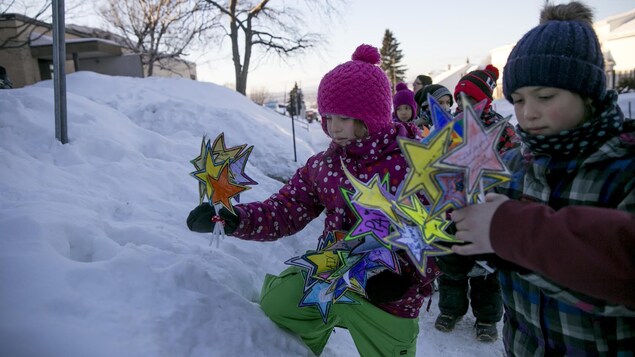 Des enfants de l'école primaire du Versant - Notre-Dame-de-Foy ont créé un petit monument à la mémoire des victimes de l'attentat de Québec