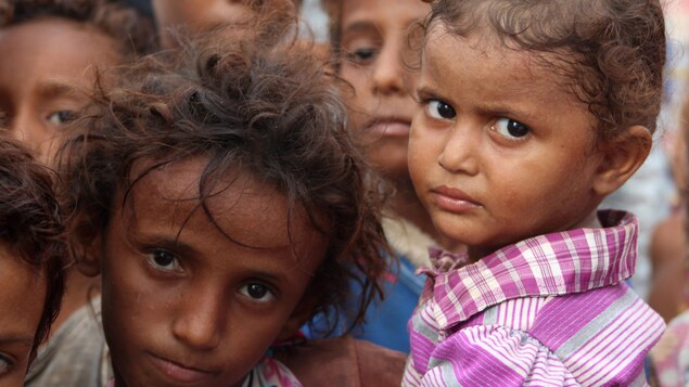 Des enfants au regards malheureux.