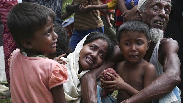 Une famille de Rohingyas doit quitter un camp de fortune à la frontière du Bangladesh.