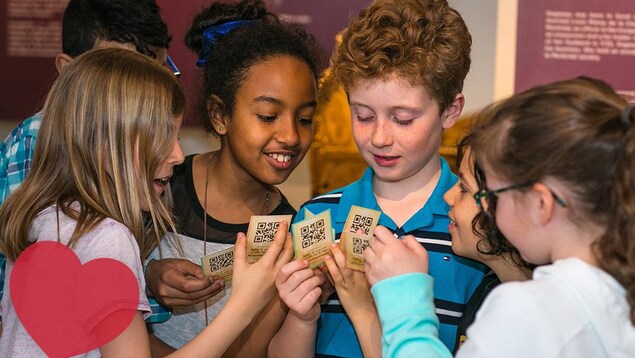Des enfants tentent d'élaborer une stratégie avec les cartes à jouer qui leur ont été données.