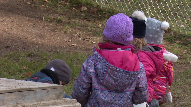 Des enfants jouent à l'extérieur.