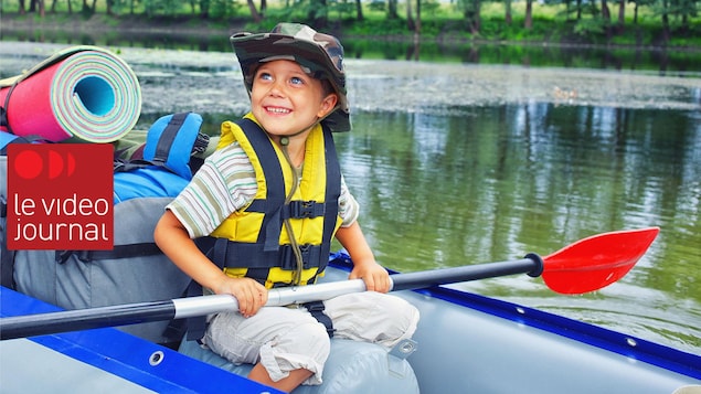 Enfant dans un canoe.