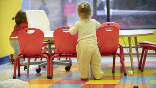 Des tests PCR pour les enfants en garderie, demandent parents et opposition