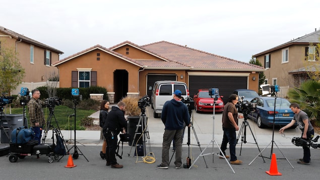 Les médias installés près de la demeure des Turpin à Perris en Californie, ou été trouvés 12 frères et sœurs attachés et affamés.