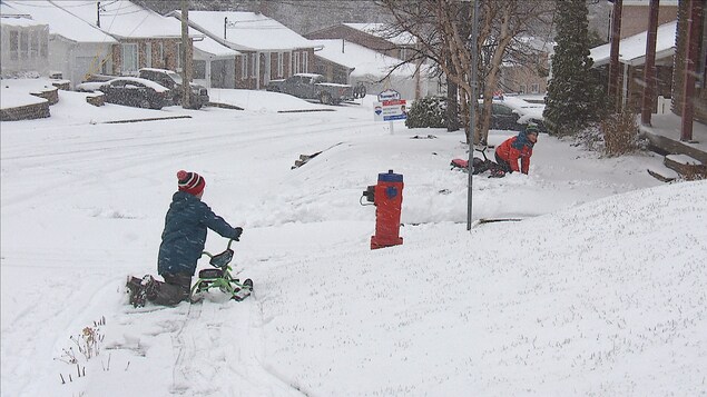 Des enfants profitent de la première chute de neige importante à Baie-Comeau. Des enfants profitent de la première chute de neige importante à Baie-Comeau.