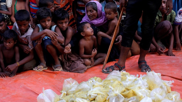 Des enfants rohingyas attendent la distribution de nourriture dans un camp de réfugiés au Bangladesh. Des enfants rohingyas attendent la distribution de nourriture dans un camp de réfugiés au Bangladesh.