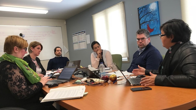 La commissaire Michèle Audette entourée de 5 des 6 membres de son équipe : Nadine Gros-Louis, conseillère en communication, Maryse Picard, gestionnaire santé, Stéphane Canapé, adjoint exécutif, Christian Rock, conseiller spécial et Natacha Tanguay, agente de relations communautaires.