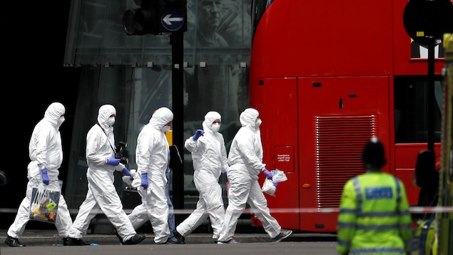Des experts de la police passe au peigne fin les lieux des attaques survenues à Londres.