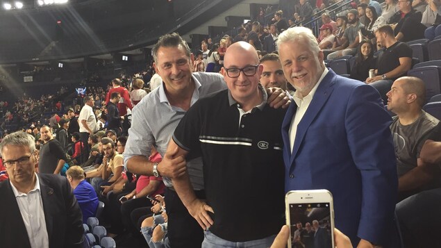 Enrico Ciccone prend des photos avec Philippe Couillard Enrico Ciccone prend des photos avec Philippe Couillard