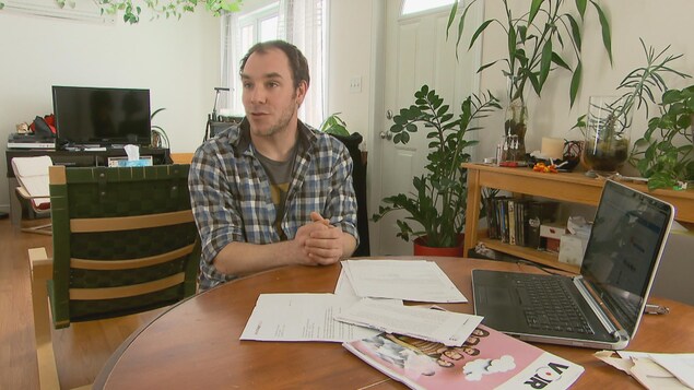 François Charland est enseignant dans la région de Québec. Il a été victime de vol d'identité.