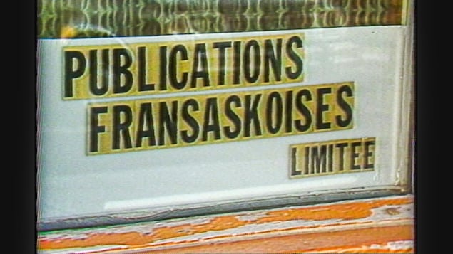 Une vieille enseigne des bureaux des publications fransaskoises.