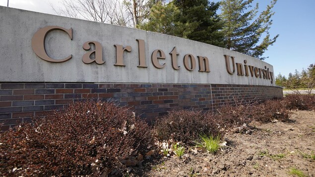 Une enseigne de l'Université Carleton.