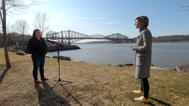 Isabelle Levesque discute avec Marie-Pier Bouchard en face du pont de Québec, sur la rive-sud.