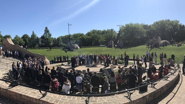 Des gens sont rassemblées autour d'un feu sacré au Cercle de célébration Oodena pour la signature de l'Entente relative aux Autochtones.
