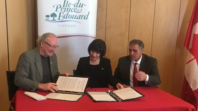 Le premier ministre de l'Île-du-Prince-Édouard, Wade MacLauchlan, signe une entente bilatérale avec la ministre fédérale de la Santé, Ginette Petitpas-Taylor, et le ministre provincial de la Santé et du Mieux-être, Robert Mitchell.
