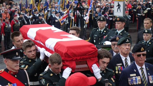 N.L. inilibing ang Unknown Soldier sa isang taimtim na seremonya sa war ...