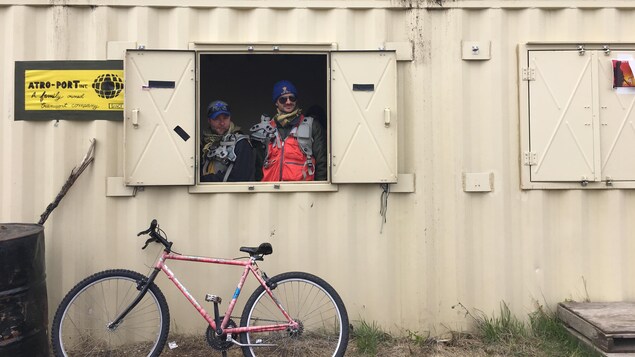 Des figurants dans un préfabriqué Des figurants dans un préfabriqué