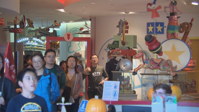 Des visiteurs admirent les pièces du musée. Des visiteurs admirent les pièces du musée.