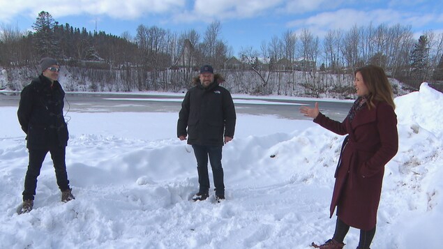 Stéphane Simard et Jimmy Larouche font une entrevue menée par la journaliste.