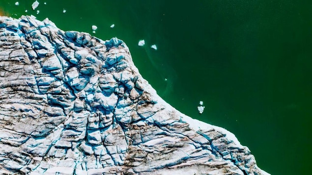 Vue aérienne du glacier Apusiajik, près de Kulusuk, sur la rive sud-est du Groenland.