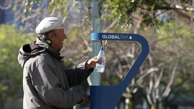 La Ville de San Francisco a installé plusieurs stations pour remplir des bouteilles d'eau. La Ville de San Francisco a installé plusieurs stations pour remplir des bouteilles d'eau.