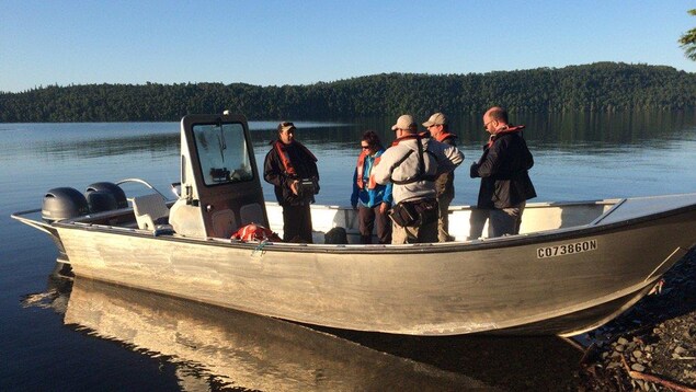 Des scientifiques qui participent au bioblitz de Big Trout Bay, le long des rives du lac Supérieur. Des scientifiques qui participent au bioblitz de Big Trout Bay, le long des rives du lac Supérieur.
