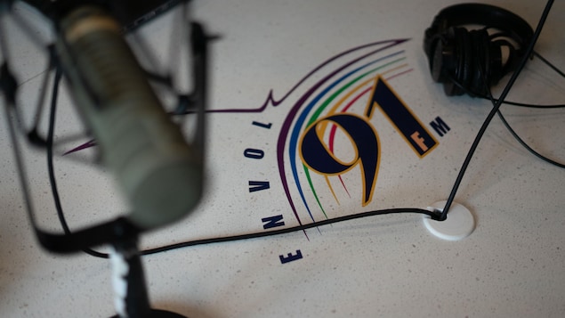 Le logo d'Envol 91 FM, dans leurs studios.