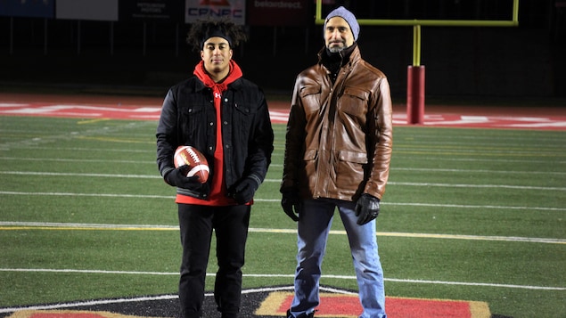 Enzo et Francesco posent sur le terrain du stade Telus.